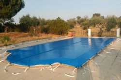 Couverture de piscine extérieure avec amarres fixes